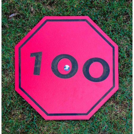 marque au sol rouge avec texte 100