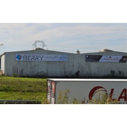 Bâche tendue sur châssis...