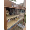 Boîte à livres avec logo de la ville