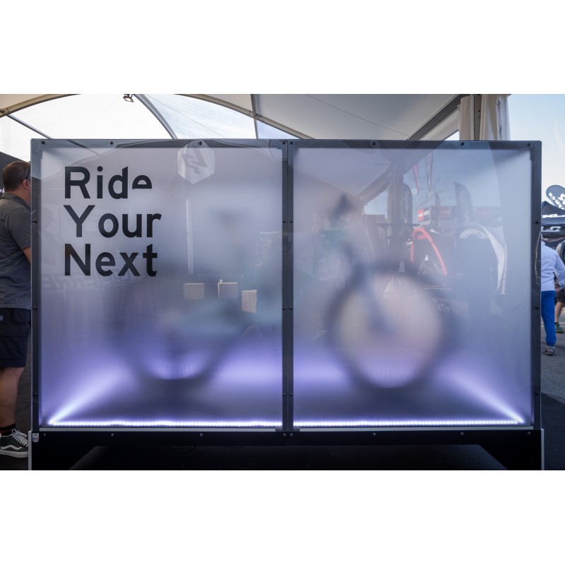 Présentoir lancement nouveau vélo