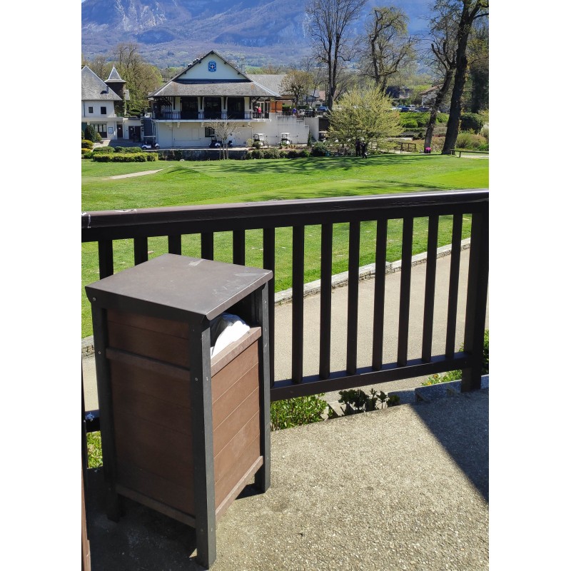 Poubelle en situation