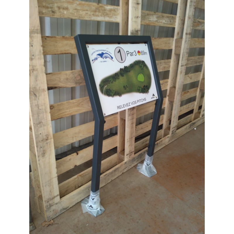 Totem support signalétique incliné